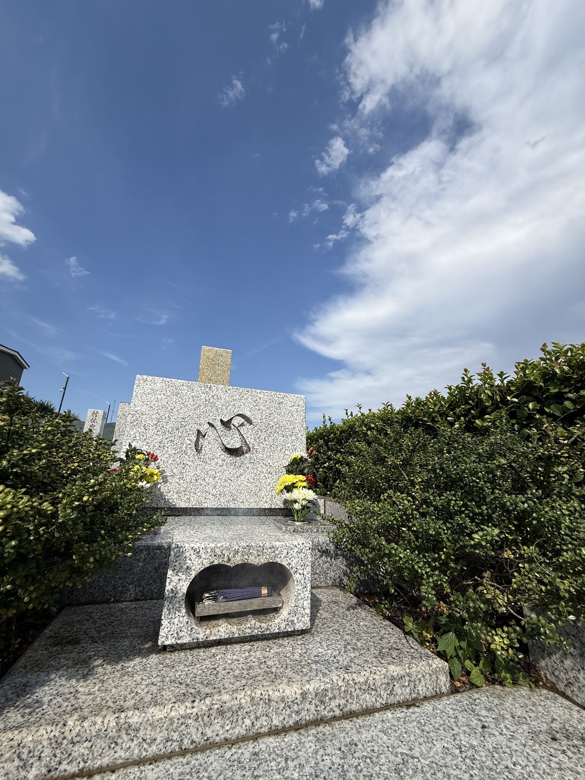 青空の下にある築地家のお墓