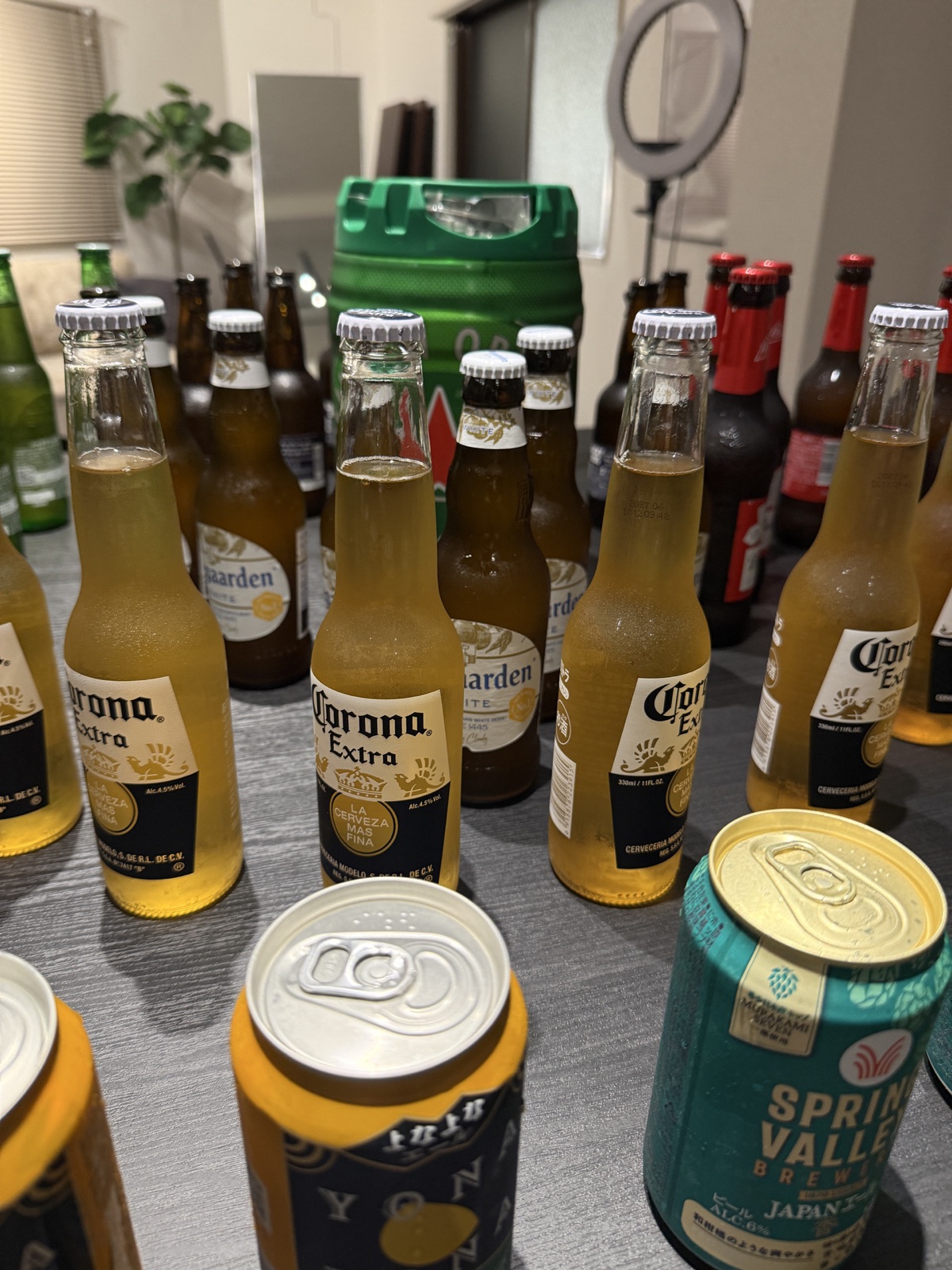 会場に並べられたさまざまな瓶ビール