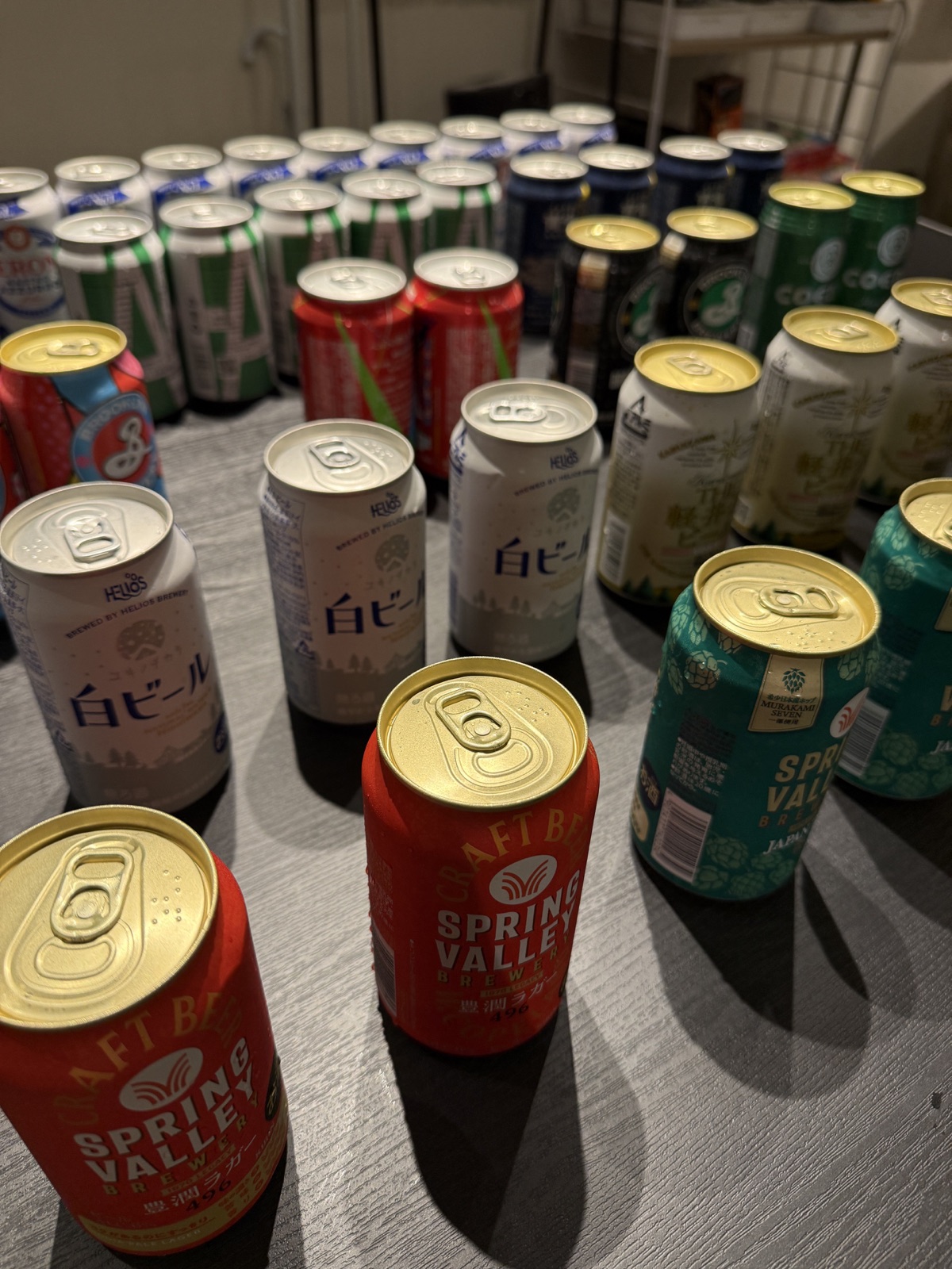 会場に並べられたさまざまな缶ビール