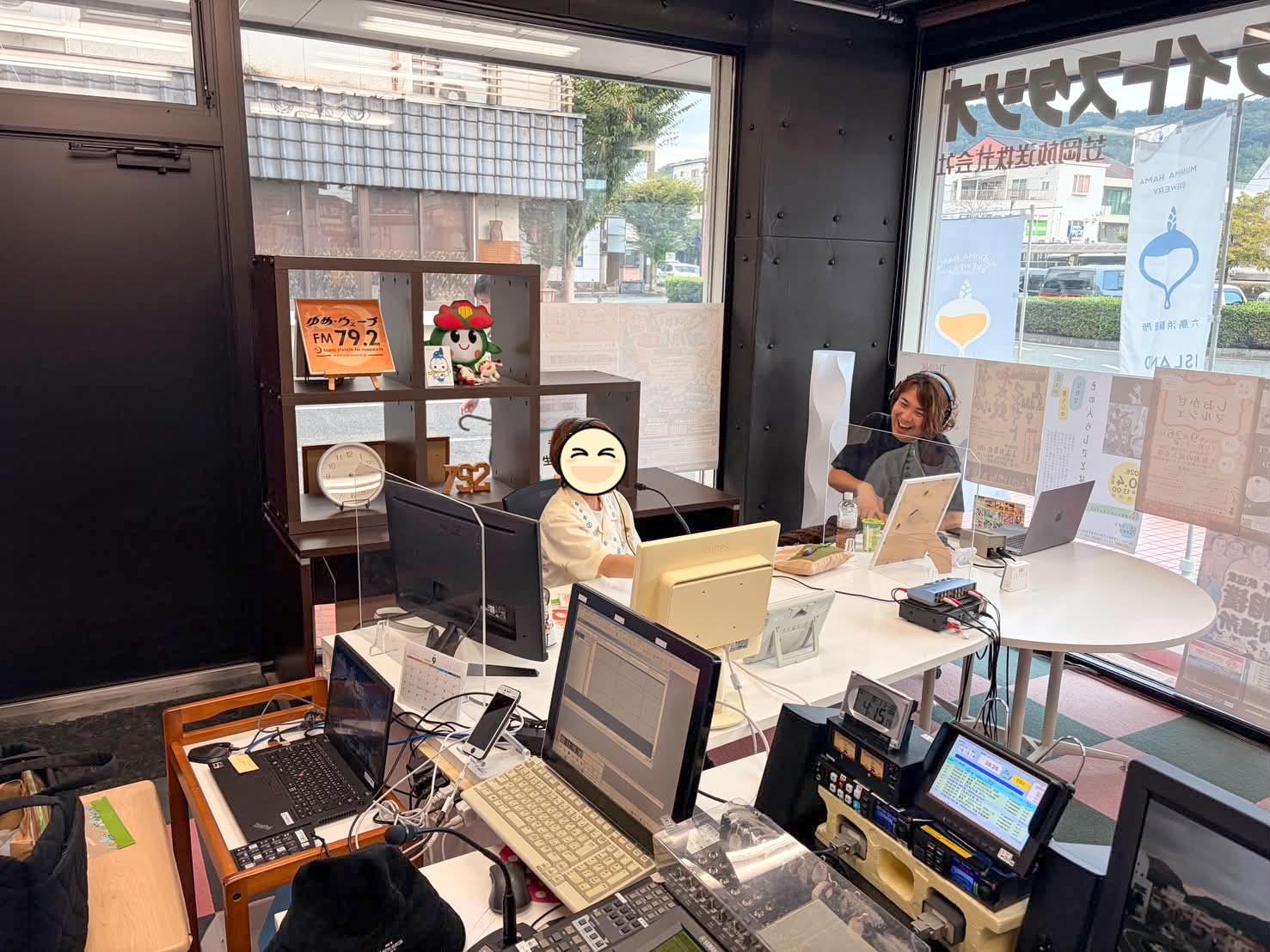 岡山のラジオスタジオで収録するトーマスたち