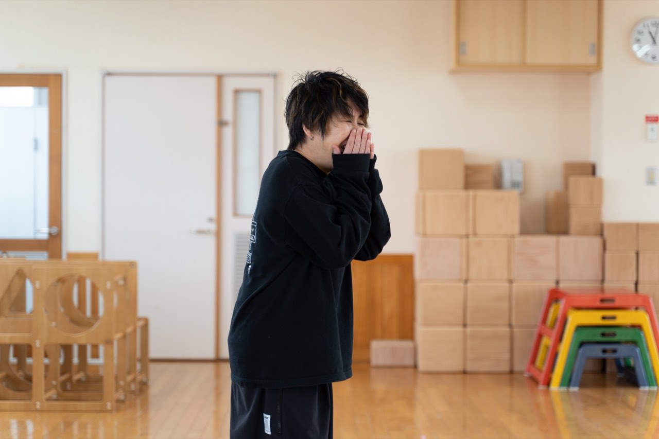 運動指導の現場で笑顔を見せる田中桃子さん