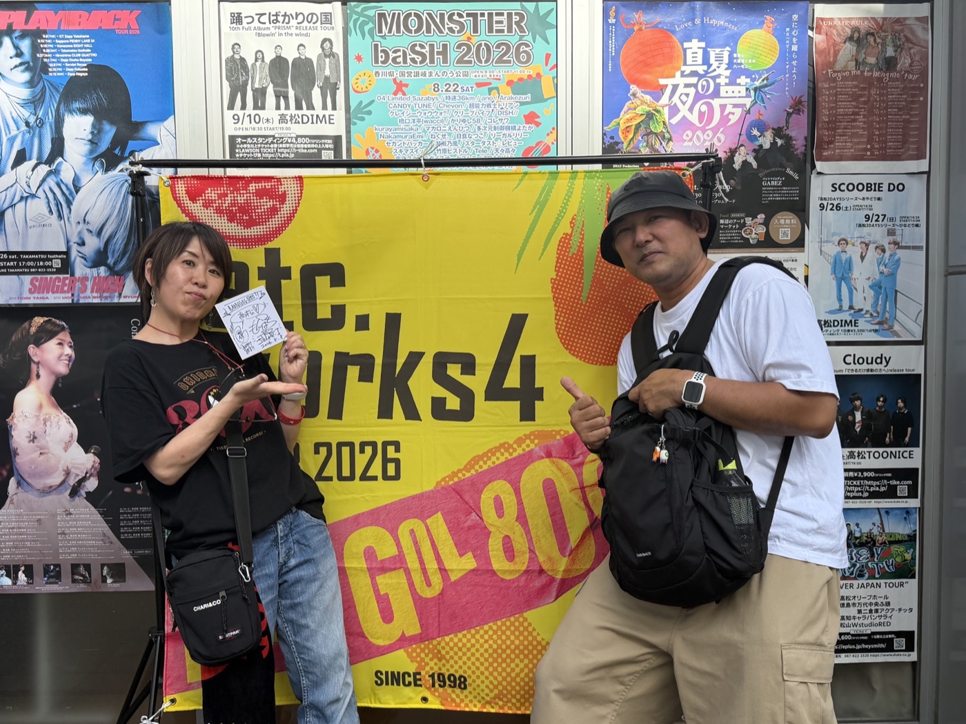 MONGOL800のライブ会場で記念撮影する田中桃子さん