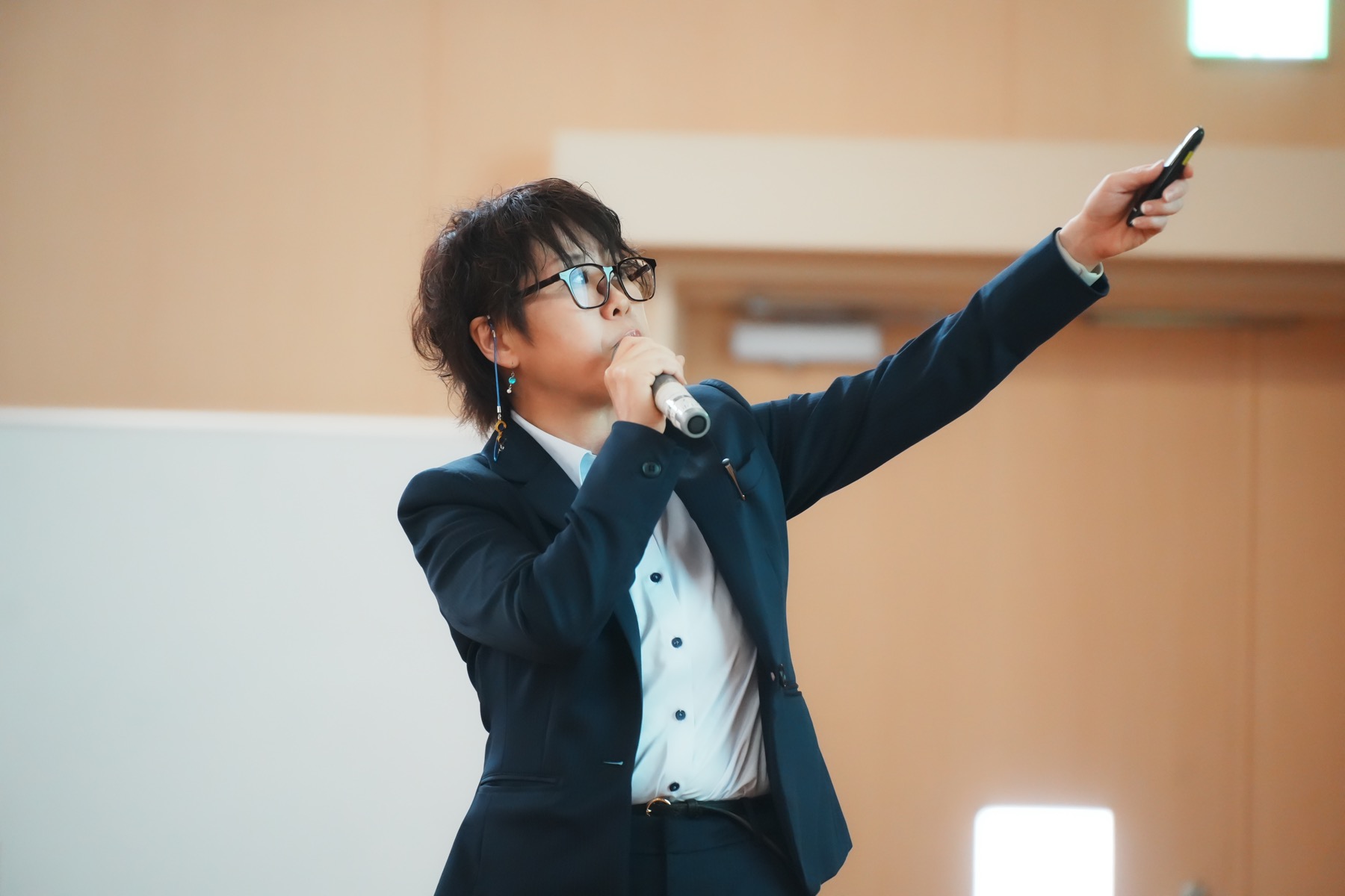 講演する田中桃子さん